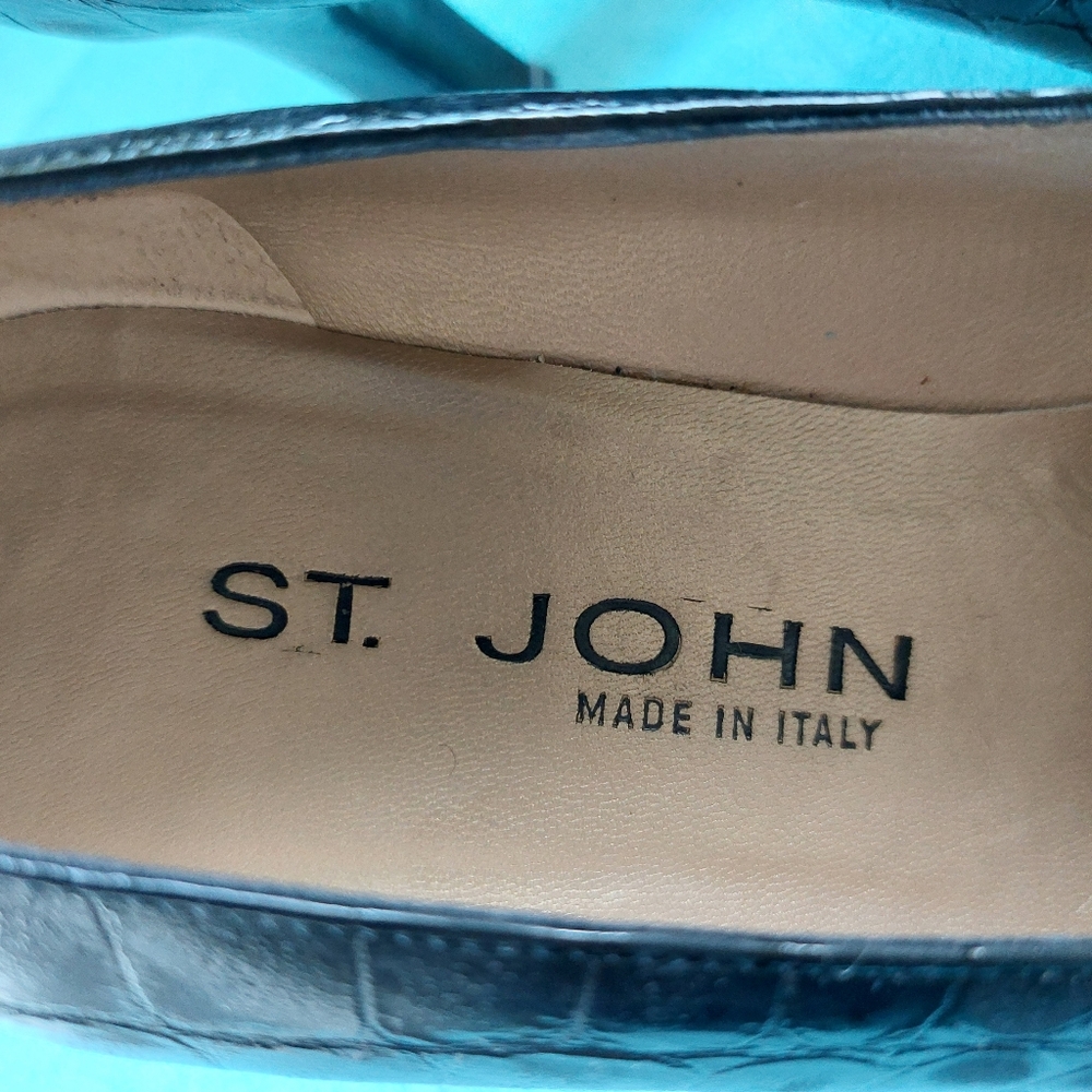 St. John 3" Leather Black Pump w/Smooth & Faux Alligator Pattern, Size 6B, Italy - Picture 2 of 11